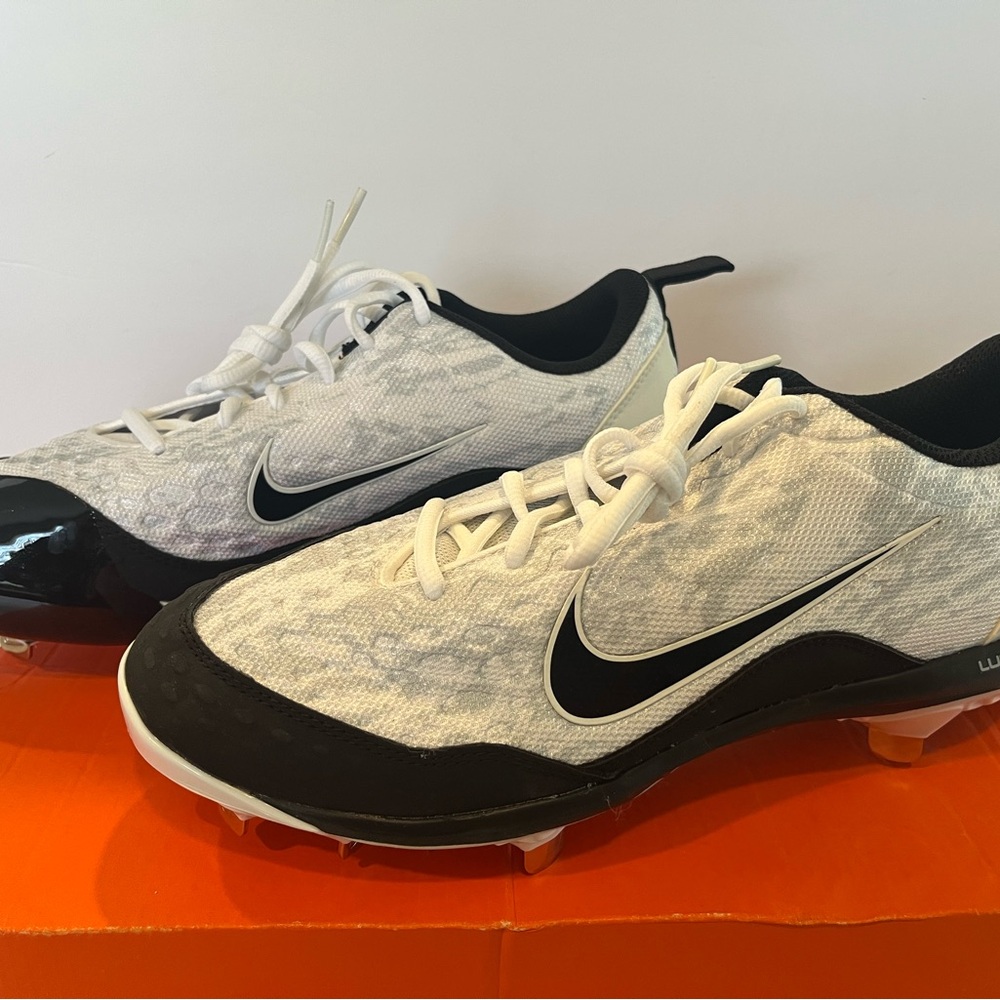 Nike White & Black Women's Softball Cleats
